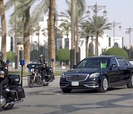Jokowi dalam tempat China Naik Mobil Lokal, di area tempat Arab Saudi Numpang Maybach